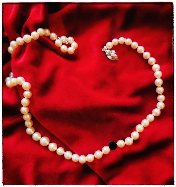 collana di perle con perla mancante