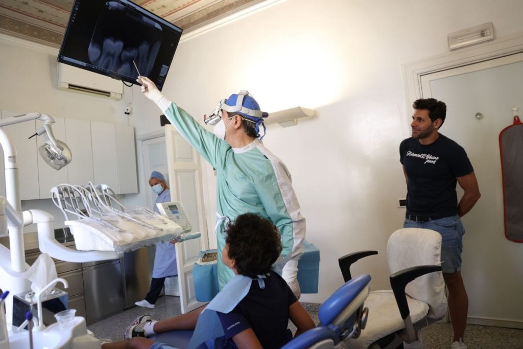 Dr. Priamo Mura con paziente bambino