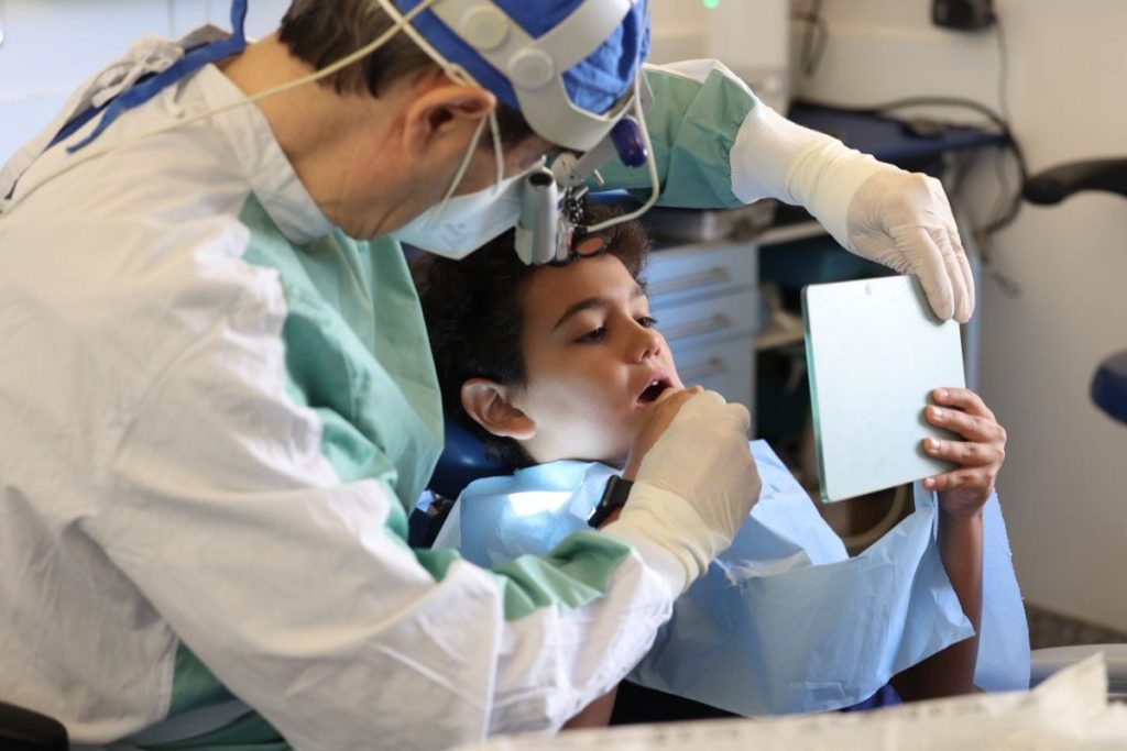 Dr. Priamo Mura con paziente bambino