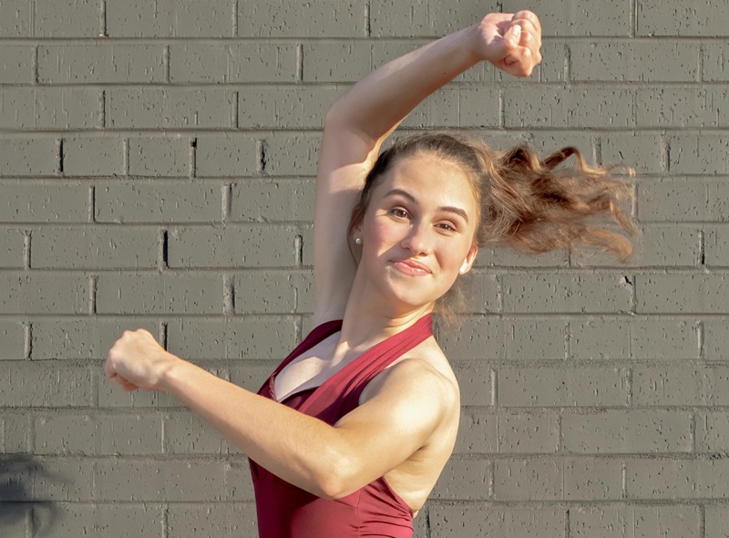Dettaglio di atleta che serra i denti mentre salta