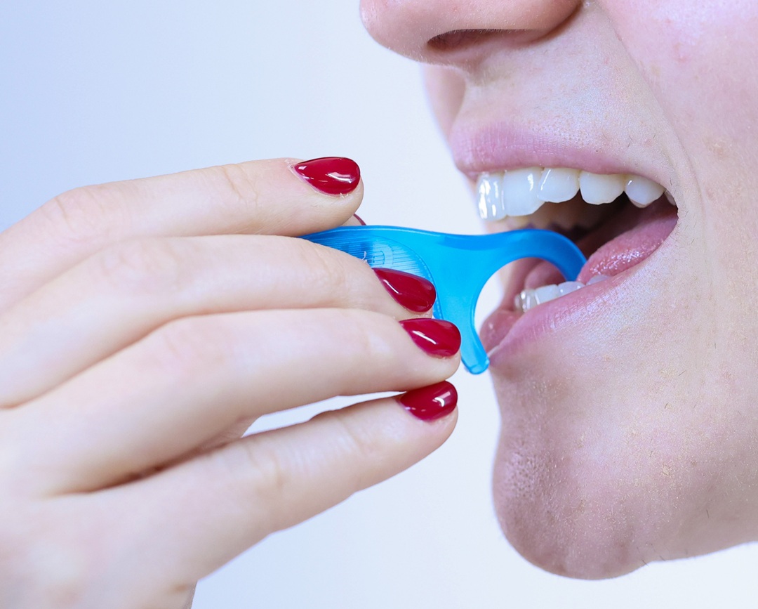 Lavare i denti con archetto interdentale