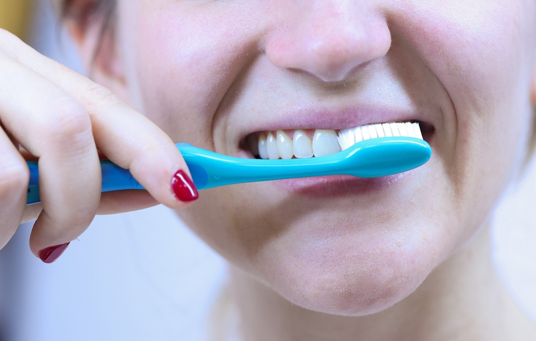 Lavare i denti posizionando lo spazzolino a 45 gradi fra dente e gengiva