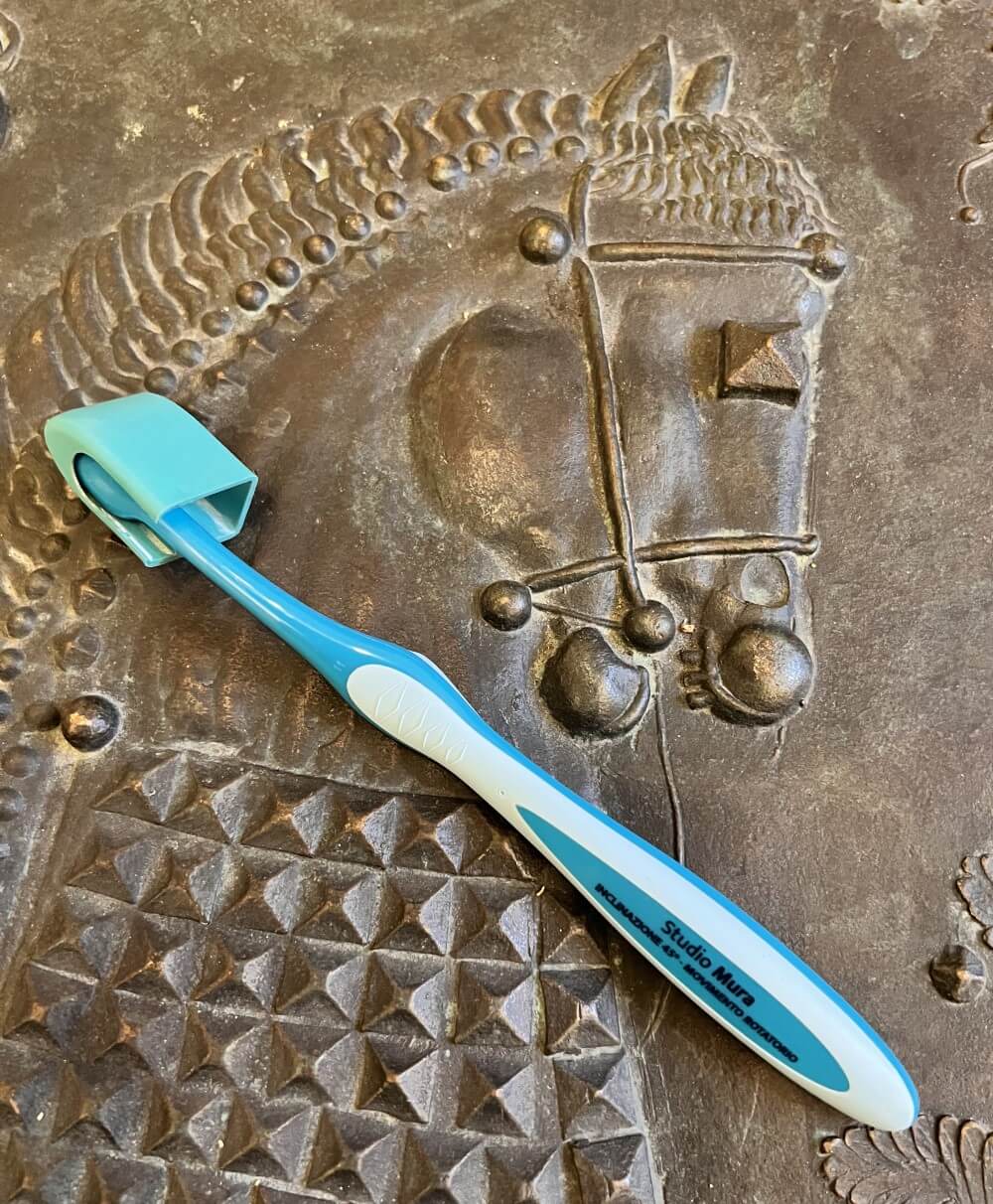 Lavare i denti con lo spazzolino: il miglior dentista al mondo